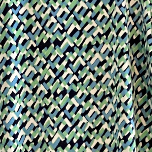 Womens Geometric Print top size m. short sleeves (C-24) - Picture 3 of 6